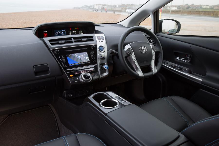  Toyota Prius + 2015 года  (UK) (фото 22 из 25)